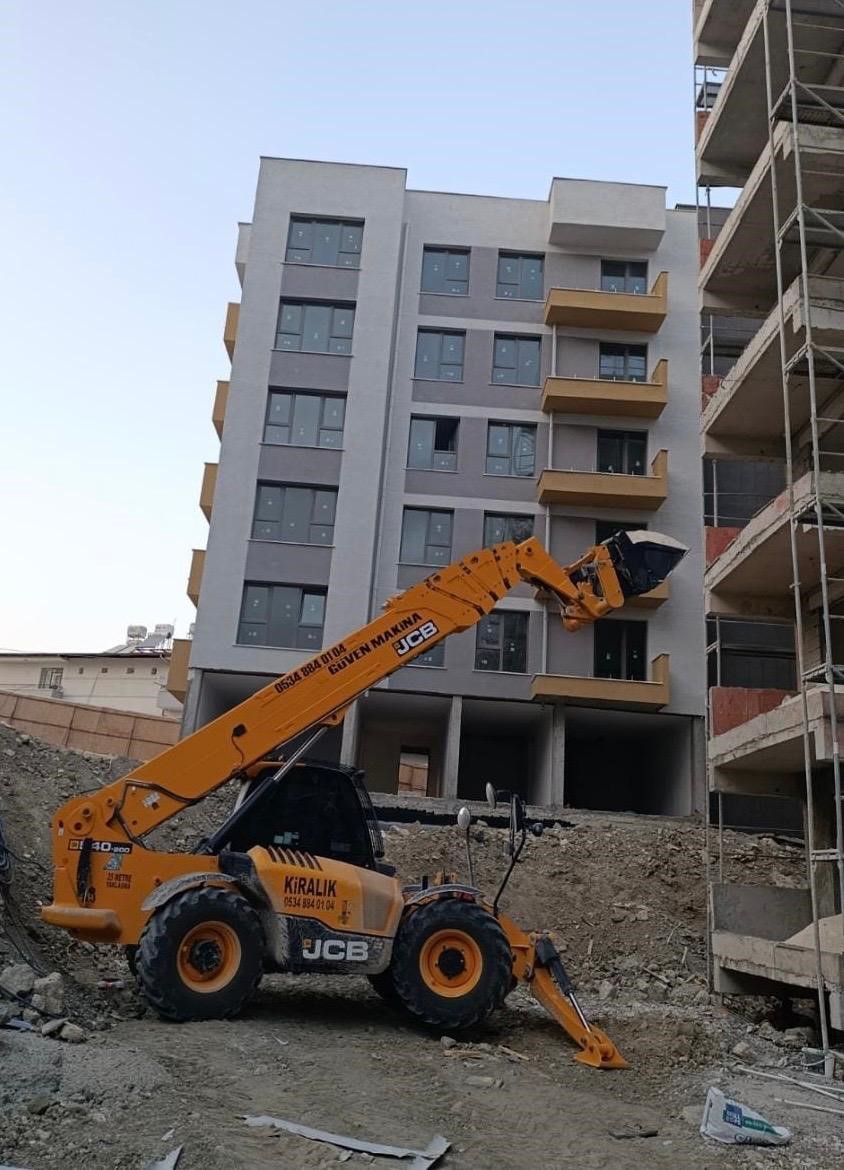 İnşaat alanında çalışan sarı telehandler